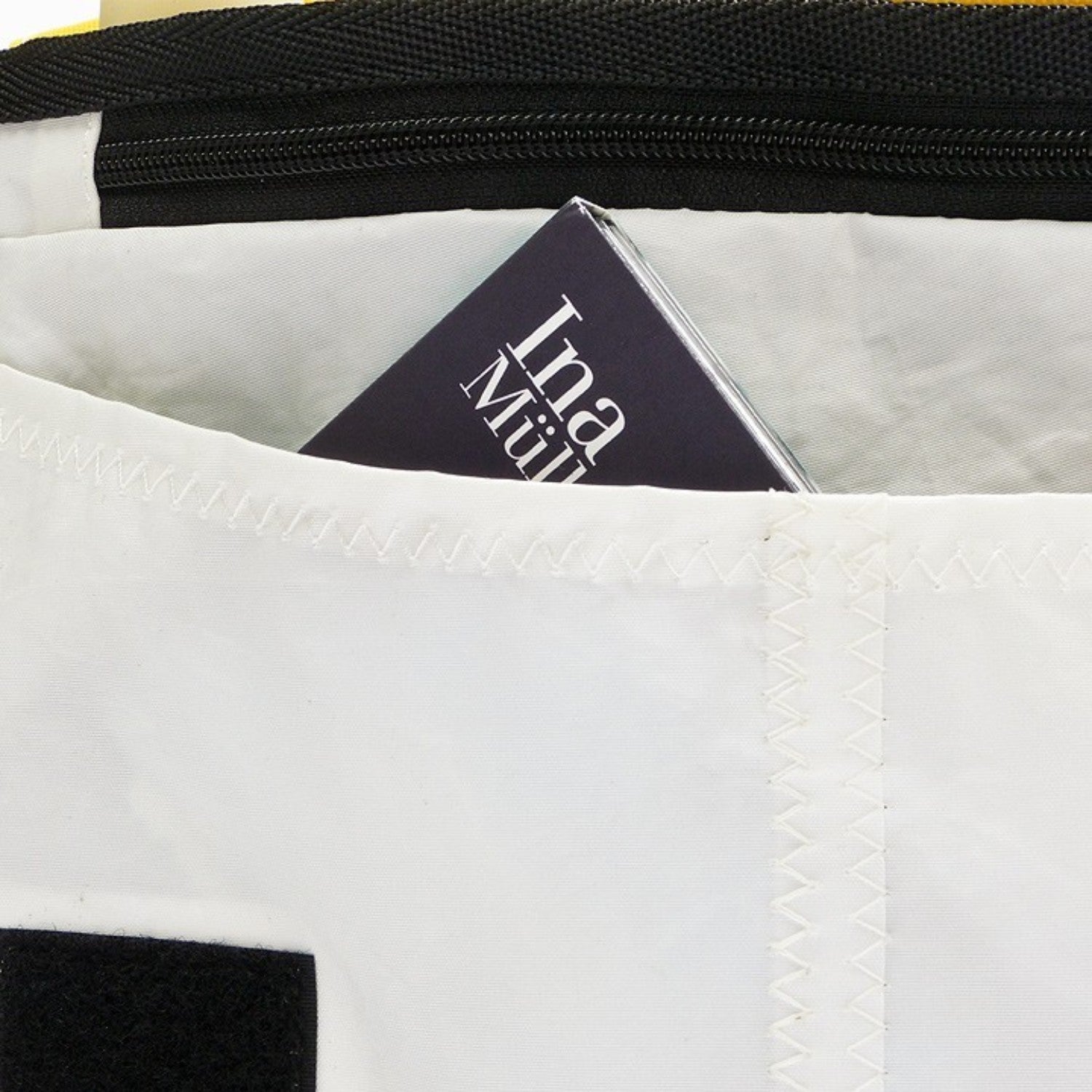 Lieblingstasche Barkasse bag interior with white sailcloth material, black zipper, and a small pocket.