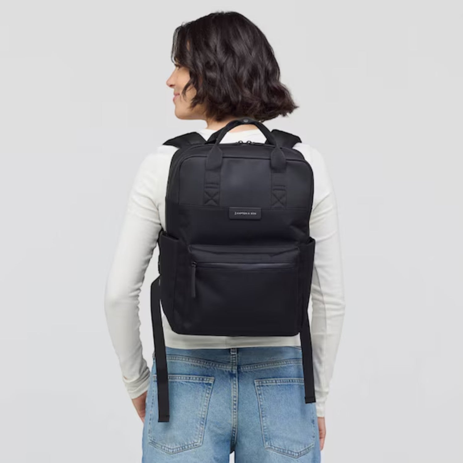 Lieblingstasche Kapten & Son Bergen Pro black backpack with padded straps worn by a woman