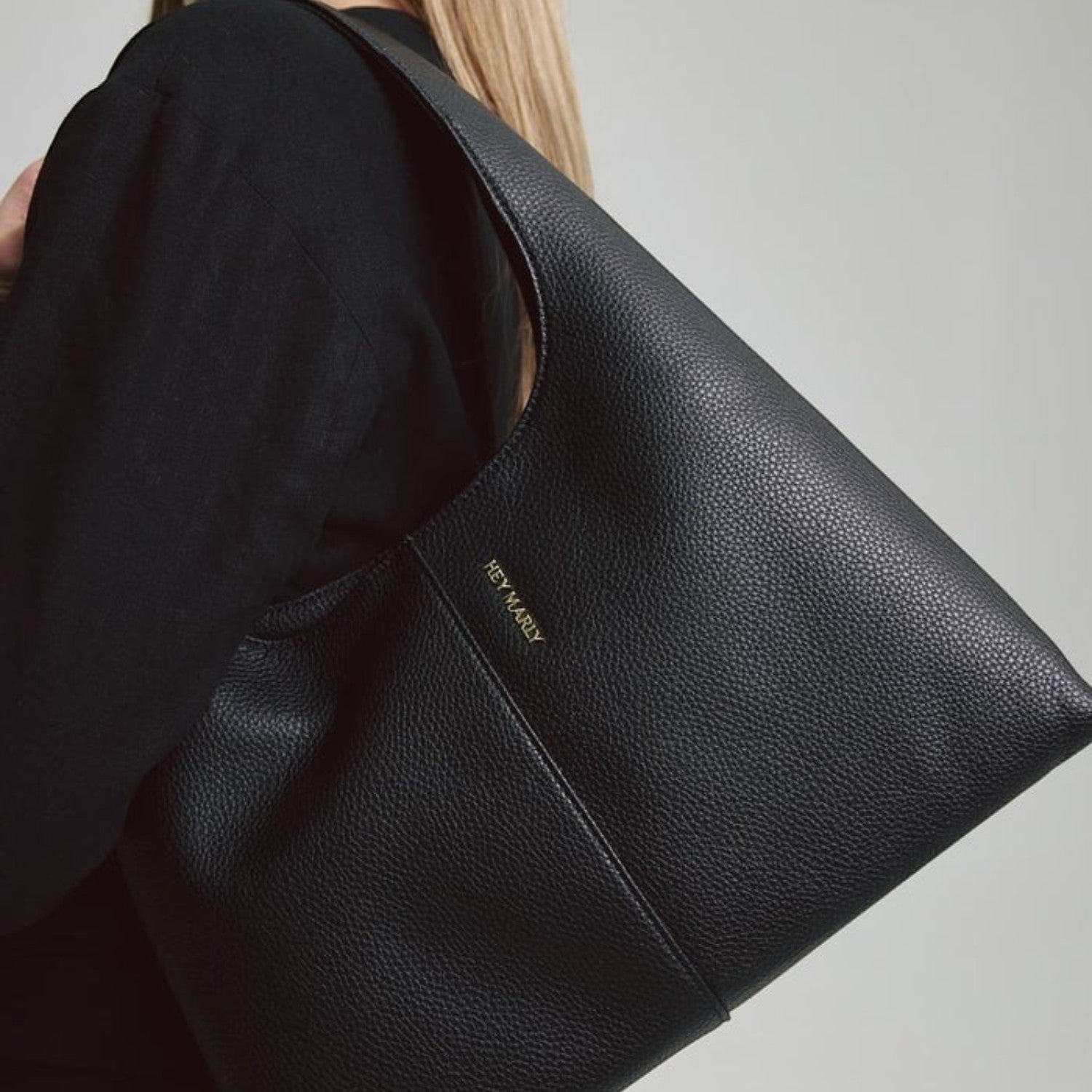 Lieblingstasche Alltime Lover M black pebbled leather hobo bag worn over the shoulder by a woman