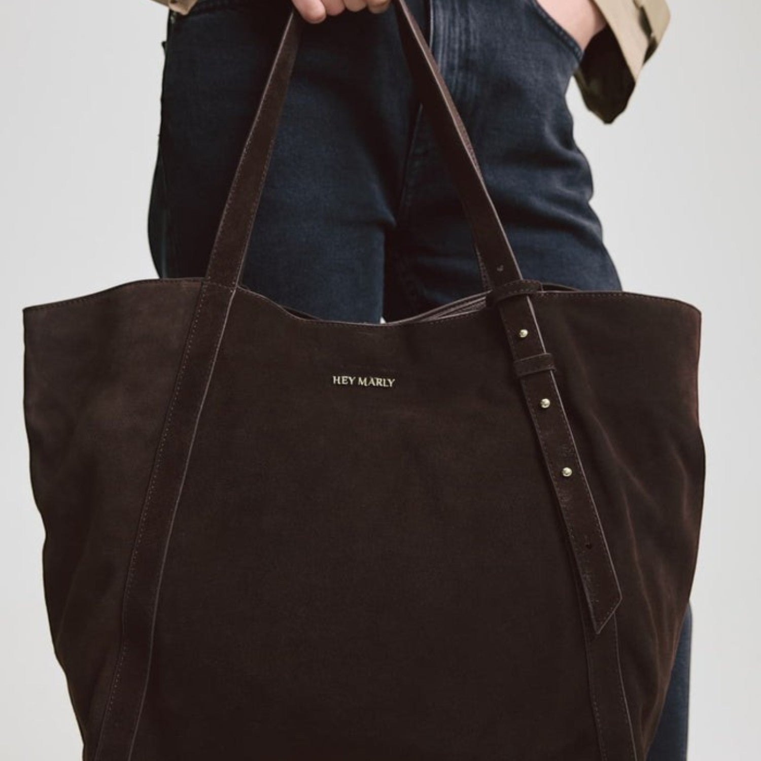 Lieblingstasche Pretty Wonder Suede dark brown leather tote bag with gold stud accents held by a woman
