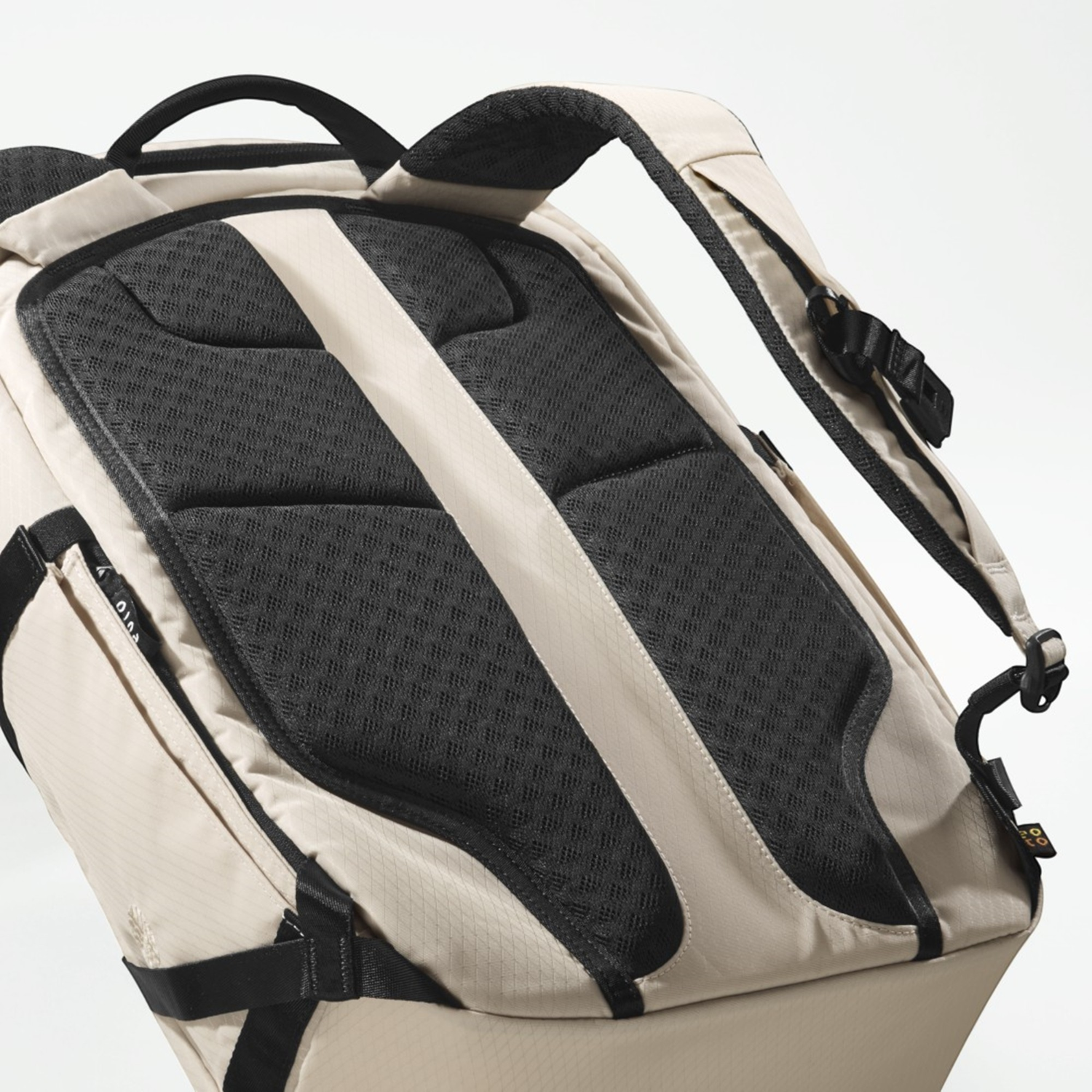 Lieblingstasche Easy27 beige backpack with breathable black mesh back padding and adjustable padded shoulder straps