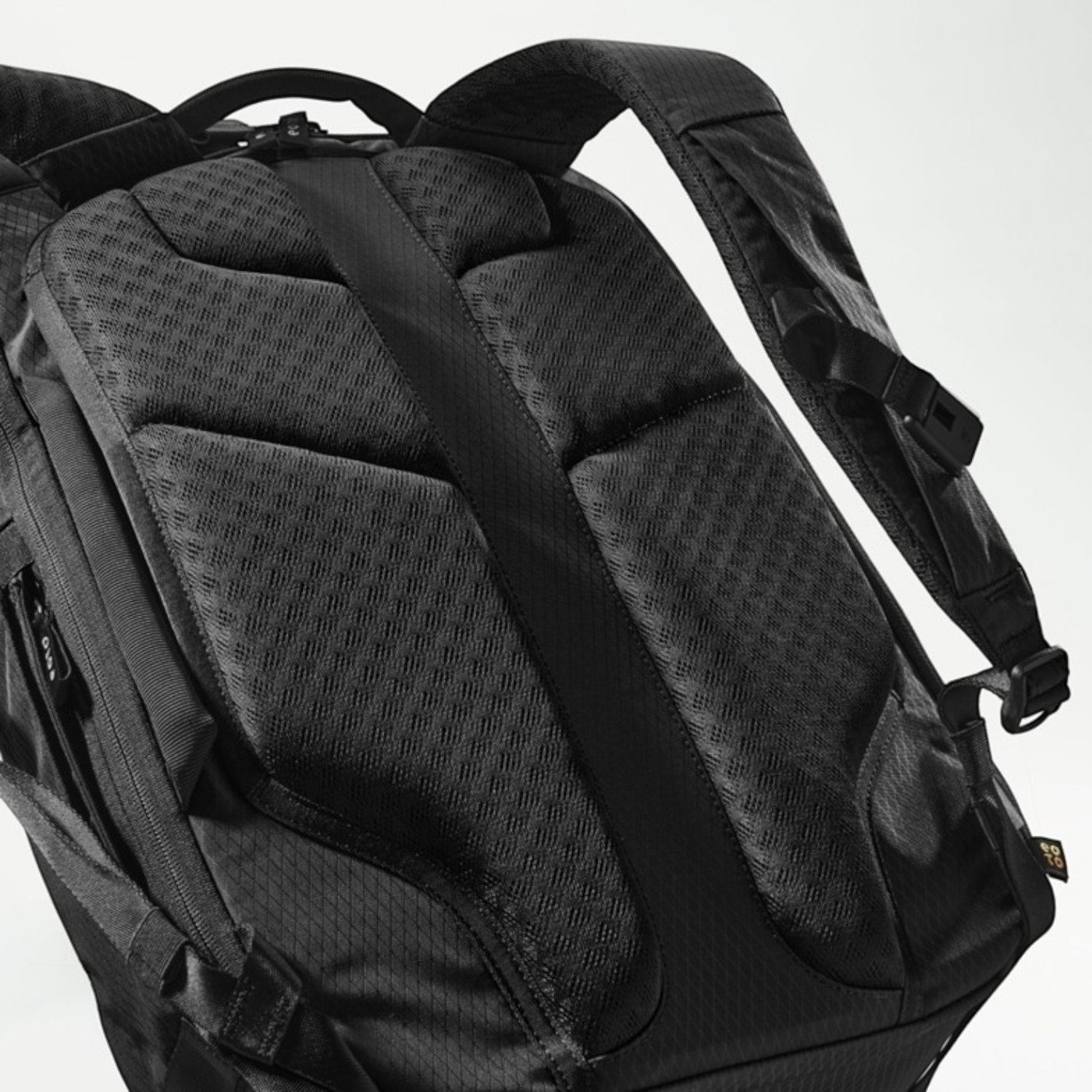 Lieblingstasche eoto Rolly32 black rolltop backpack showing the breathable padded back panel and shoulder straps