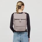 Lieblingstasche Fyn backpack in dusty rose with a minimalist flap design worn by a woman