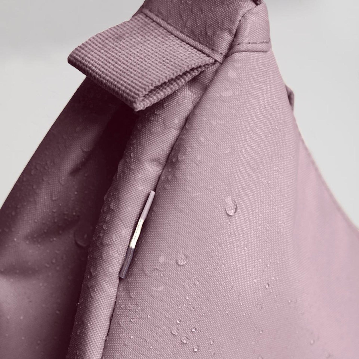 Lieblingstasche GOT BAG Moon Bag Small in dusty pink with water-repellent fabric texture and close-up detail.