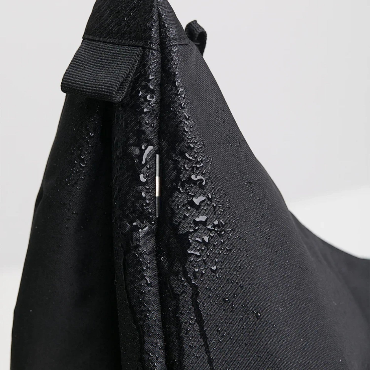 Lieblingstasche GOT BAG Moon Bag Large in black with water-repellent surface and visible water droplets
