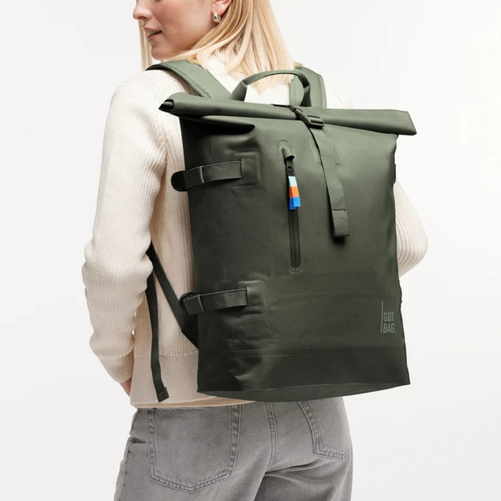 Lieblingstasche GOT BAG Rolltop 2.0 backpack in olive green with magnetic closure worn by a woman