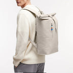 Lieblingstasche GOT BAG Rolltop Lite 2.0 backpack in light grey worn by a man in a white sweater