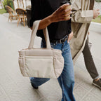 Lieblingstasche Hellvi Cloud Medium beige quilted tote bag with laptop compartment carried by a woman on the street