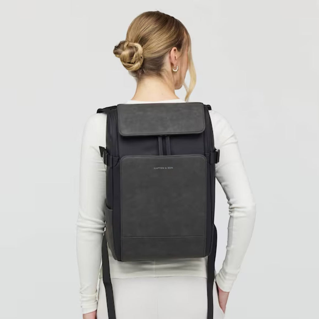 Lieblingstasche Kapten & Son Bali Medium backpack in black vegan material worn by a woman from the back