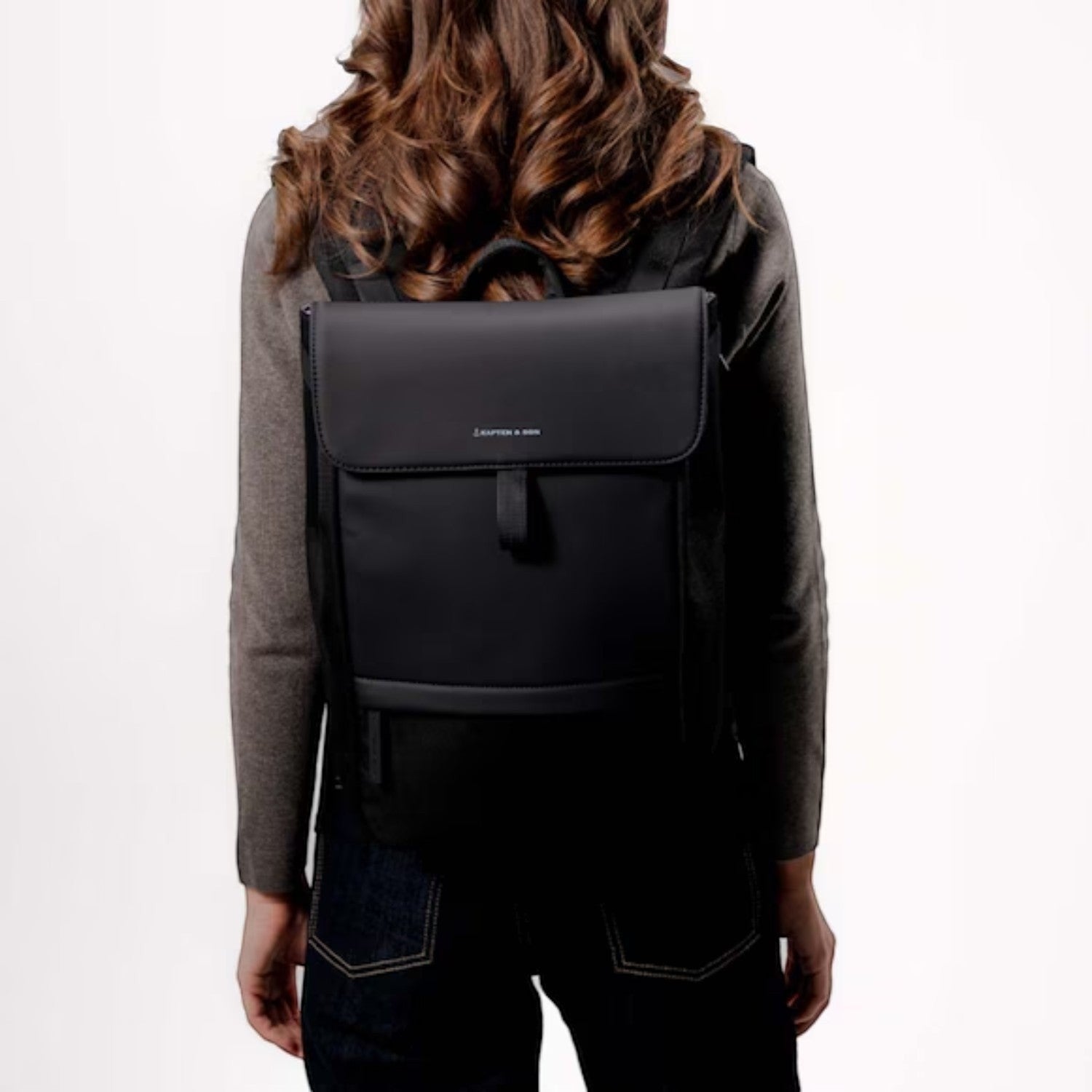 Lieblingstasche Kapten & Son Fyn minimalist black backpack worn on back by a woman
