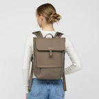 Lieblingstasche Kapten & Son Fyn minimalist taupe backpack worn by a woman with padded straps and laptop compartment