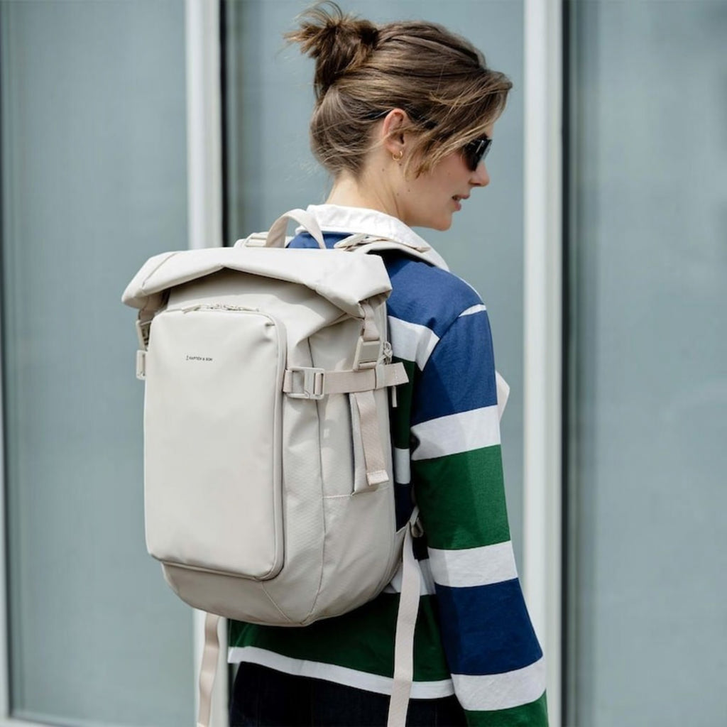 Lieblingstasche Lisbon Pro beige rolltop backpack worn by a woman with ergonomic straps and water-repellent finish