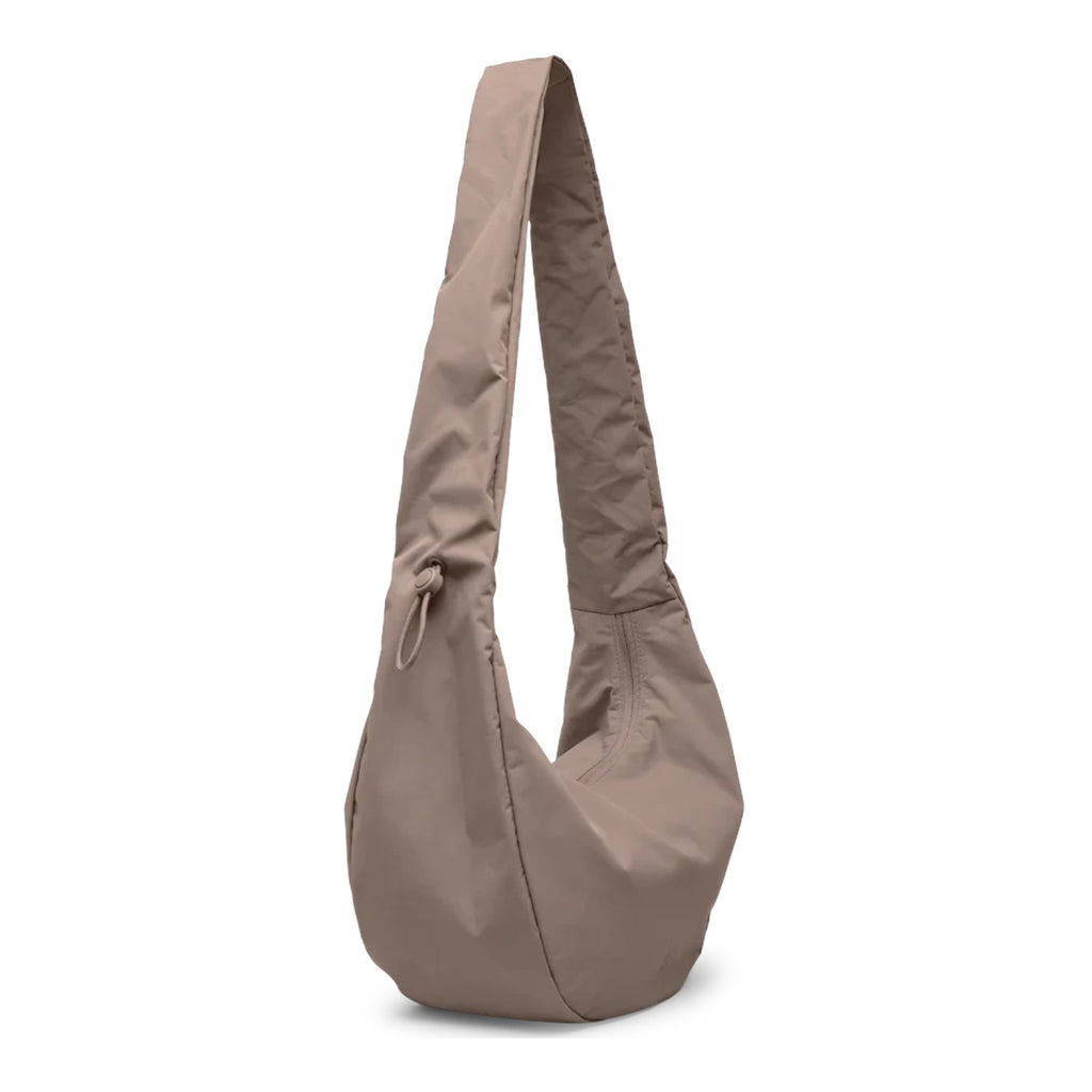 Lieblingstasche Moon Bag Ruffle Large in beige made from recycled fishing nets with an adjustable shoulder strap