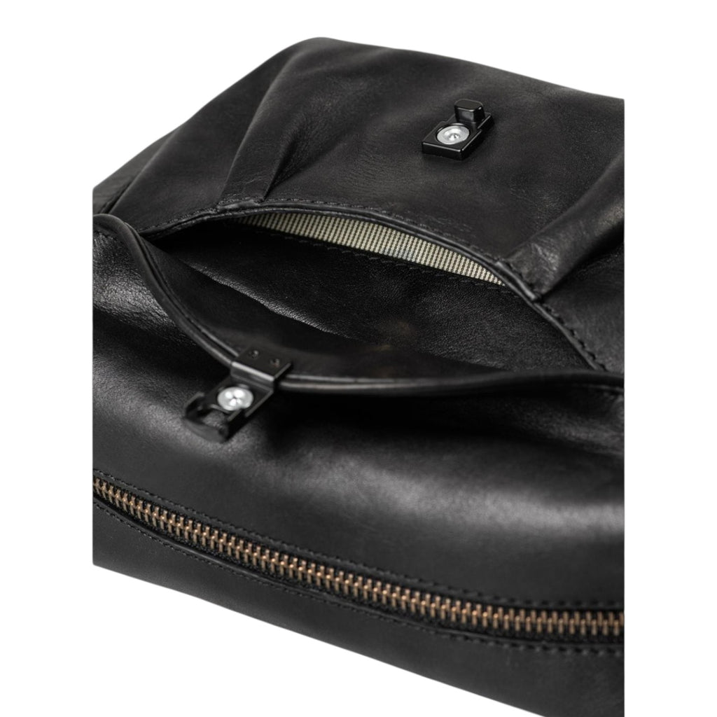 Lieblingstasche Mrs. Cannoli black leather handbag detail with metal clasp and zipper closure