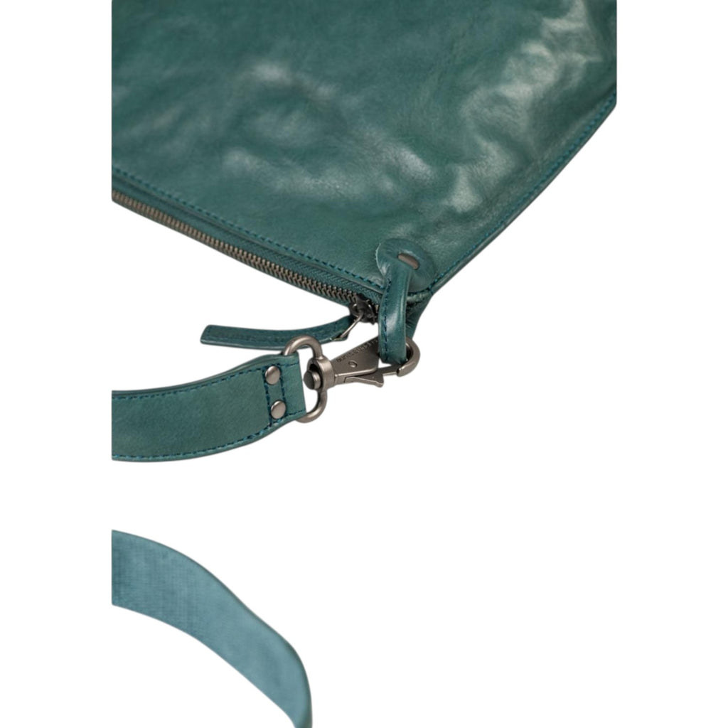 Lieblingstasche Mrs. Raisin Cookie dark green leather handbag detail with metal clasp and zipper