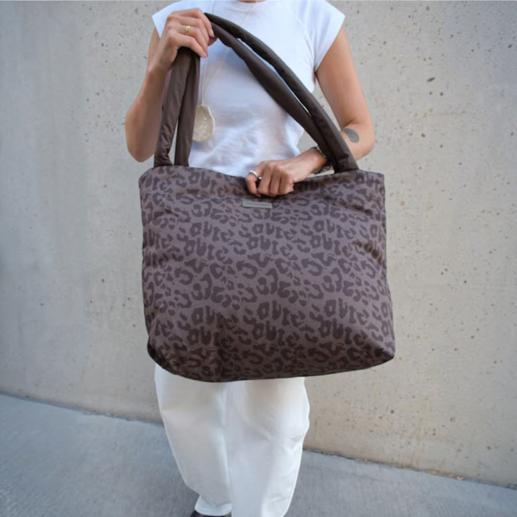 Lieblingstasche Norva 2in1 shopper bag in brown leopard print with padded shoulder straps held by a woman