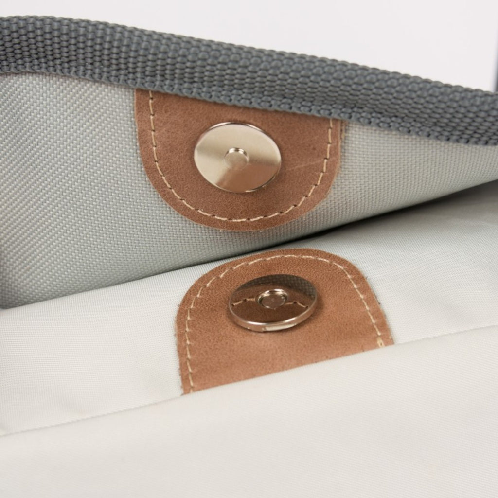 Lieblingstasche Perle bag interior featuring a grey fabric lining and a secure silver magnetic snap closure.