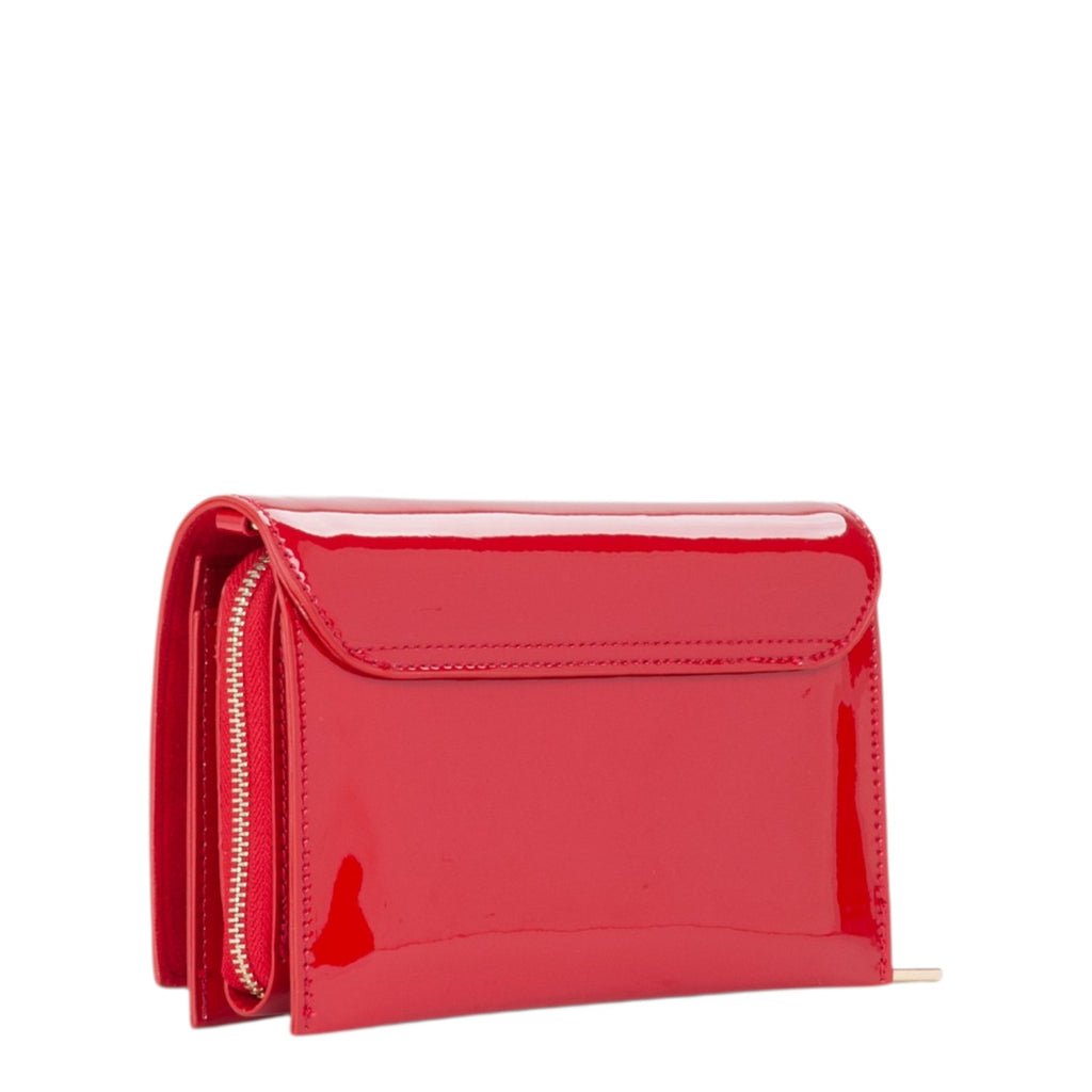Lieblingstasche Flap Bag Ember in glossy red patent leather with a zip closure.