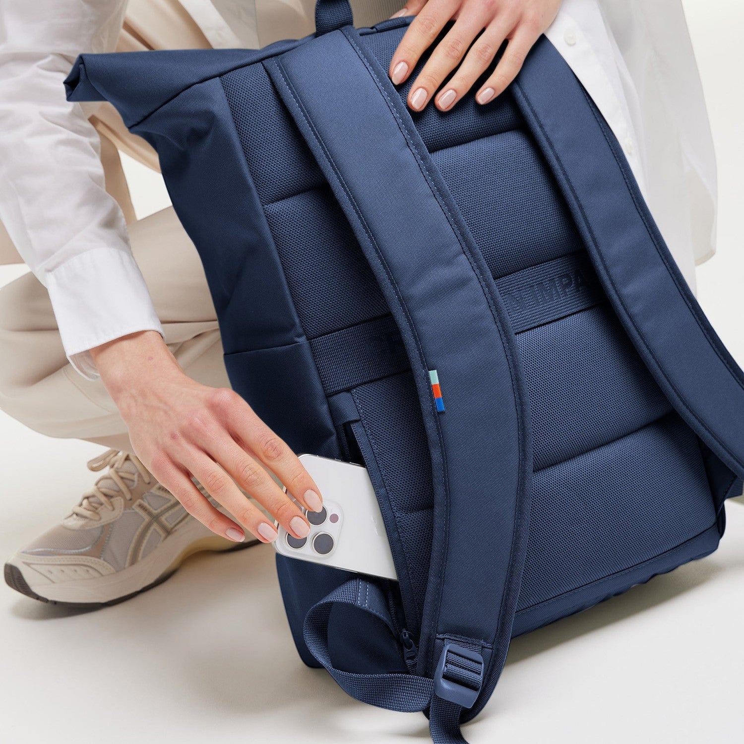 Lieblingstasche Rolltop Easy navy blue backpack with padded straps and side phone pocket