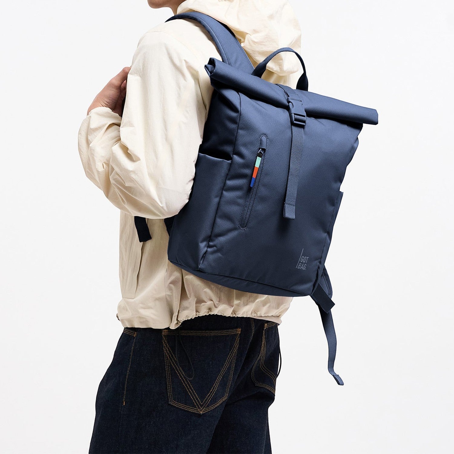 Lieblingstasche Rolltop Easy Small navy blue backpack with zip pocket and colorful zipper pull