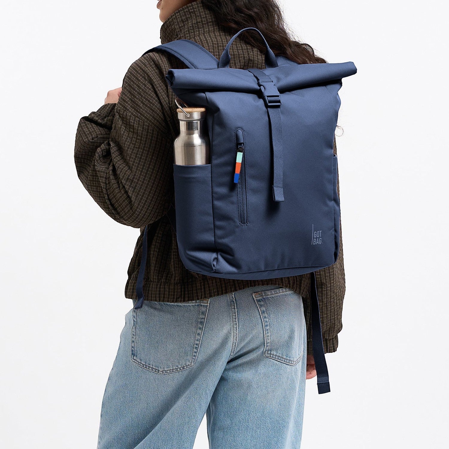 Lieblingstasche Rolltop Easy Small navy blue backpack with side water bottle pocket and zip detail.