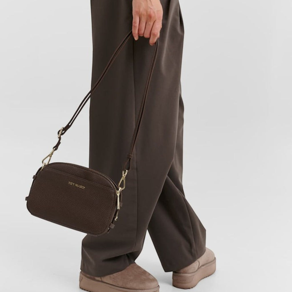 Lieblingstasche Style Mate dark brown pebbled leather crossbody bag with gold hardware worn by a model