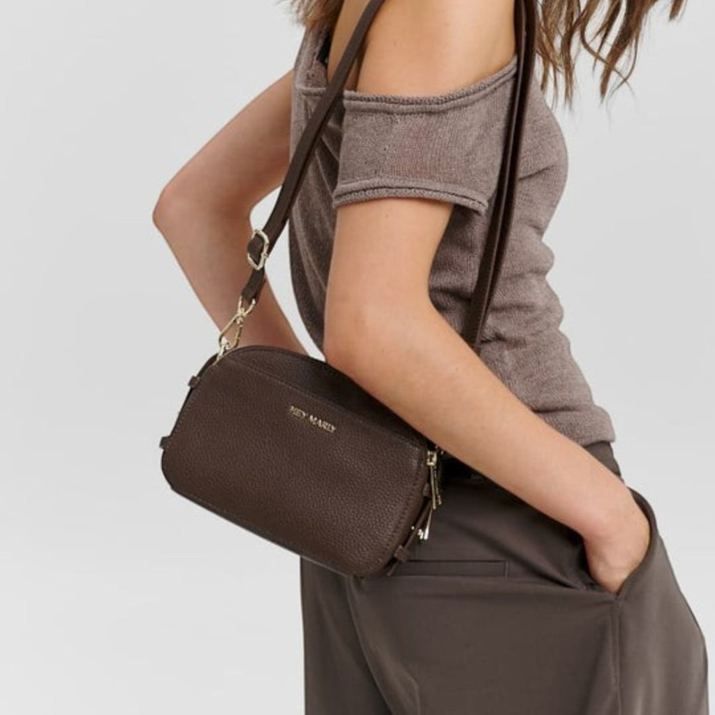 Lieblingstasche Style Mate dark brown leather crossbody bag worn by a woman in a casual outfit